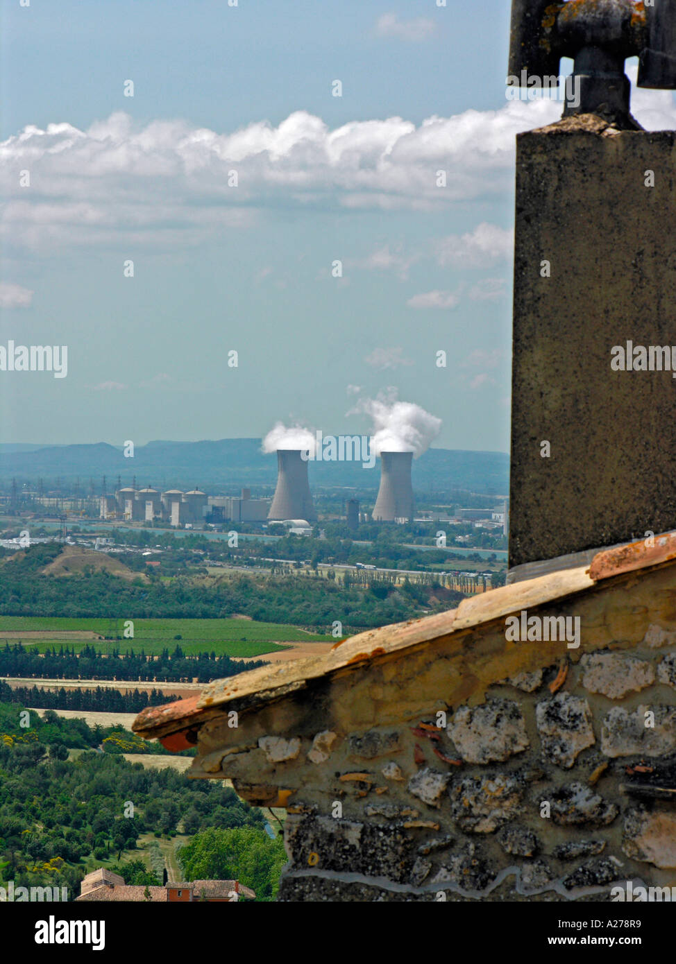 Vista dal villaggio di La Garde Adhemar Adhémar alla valle del fiume Rodano con la centrale nucleare Complexe Foto Stock