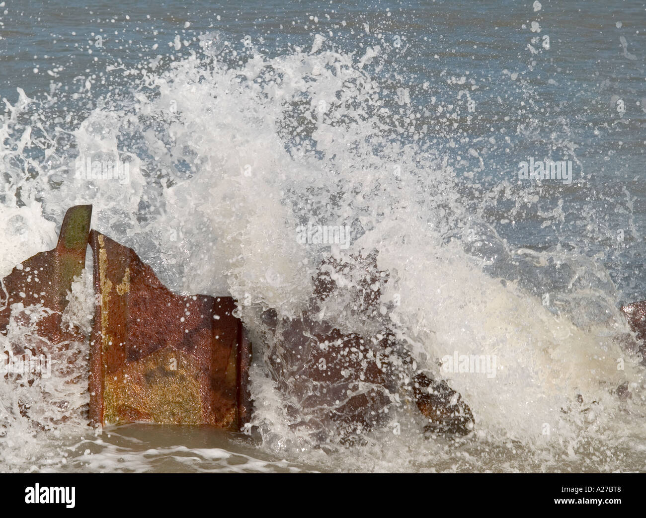 Rottura d'onda su rotte danneggiato mare difese a happisburgh, norfolk, East Anglia, England, Regno Unito Foto Stock
