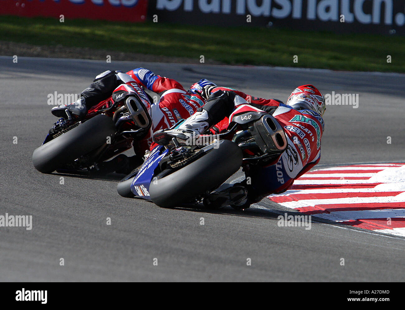 Leon Haslam conduce Airwaves Ducati team mate e 2005 BSB champion Gregorio Lavilla a Brands Hatch Foto Stock