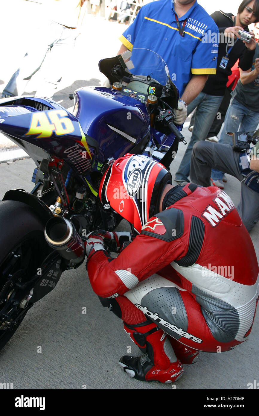 Randy Mamola imita valentino rossi,s warm up prima di routine egli corse di prova M1 yamaha Foto Stock