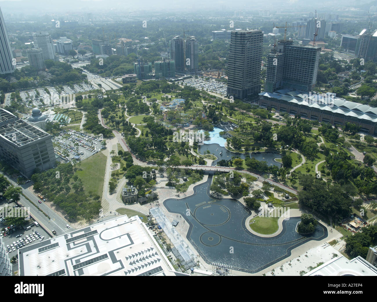 Vista dei giardini paesaggistici dal ponte che abbraccia le Petronas Twin Towers di Kuala Lumpur in Malesia, asia Foto Stock