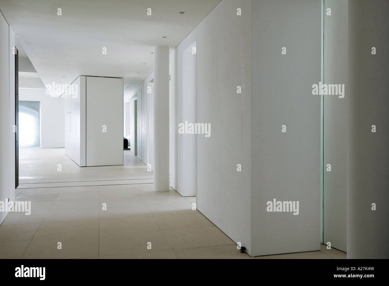 Corridoio in stile minimalista di conversione di magazzino Foto Stock
