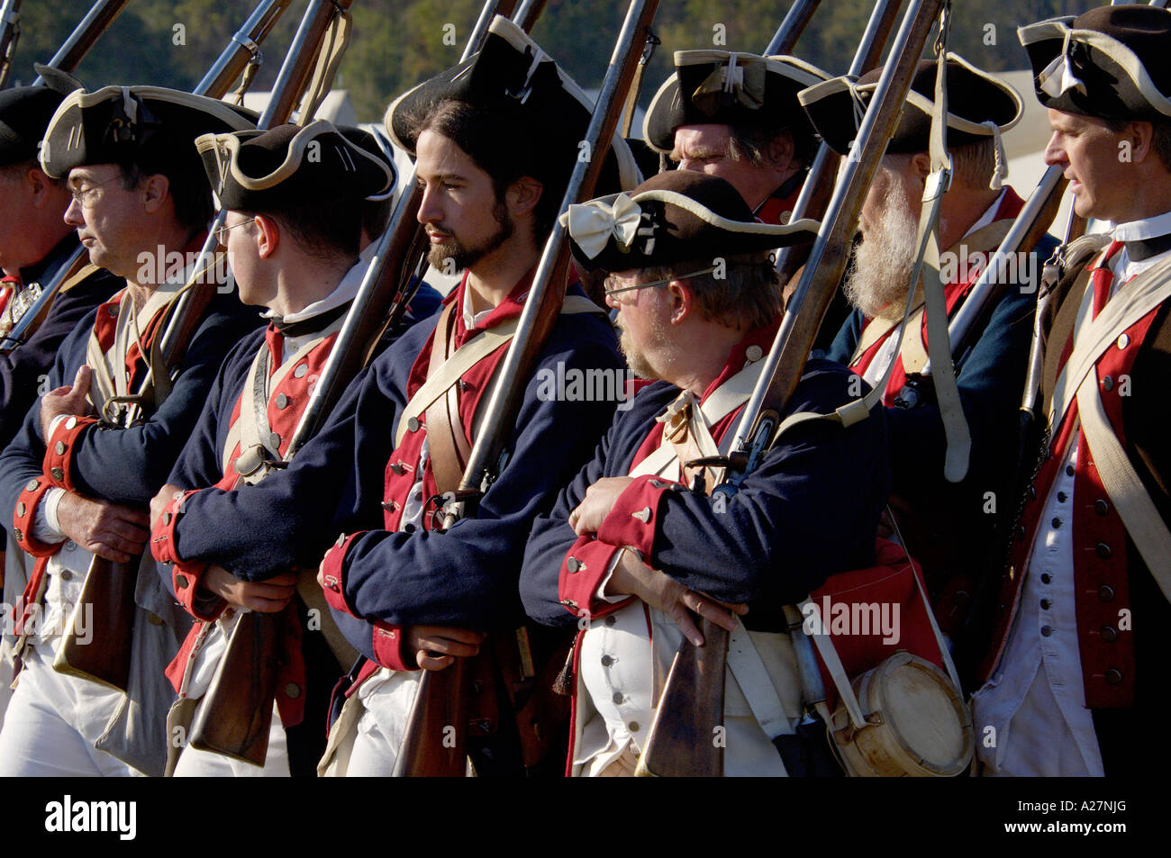 Esercito continentale soldati reinterpreta un marzo al campo di battaglia di Yorktown in Virginia. Fotografia digitale Foto Stock