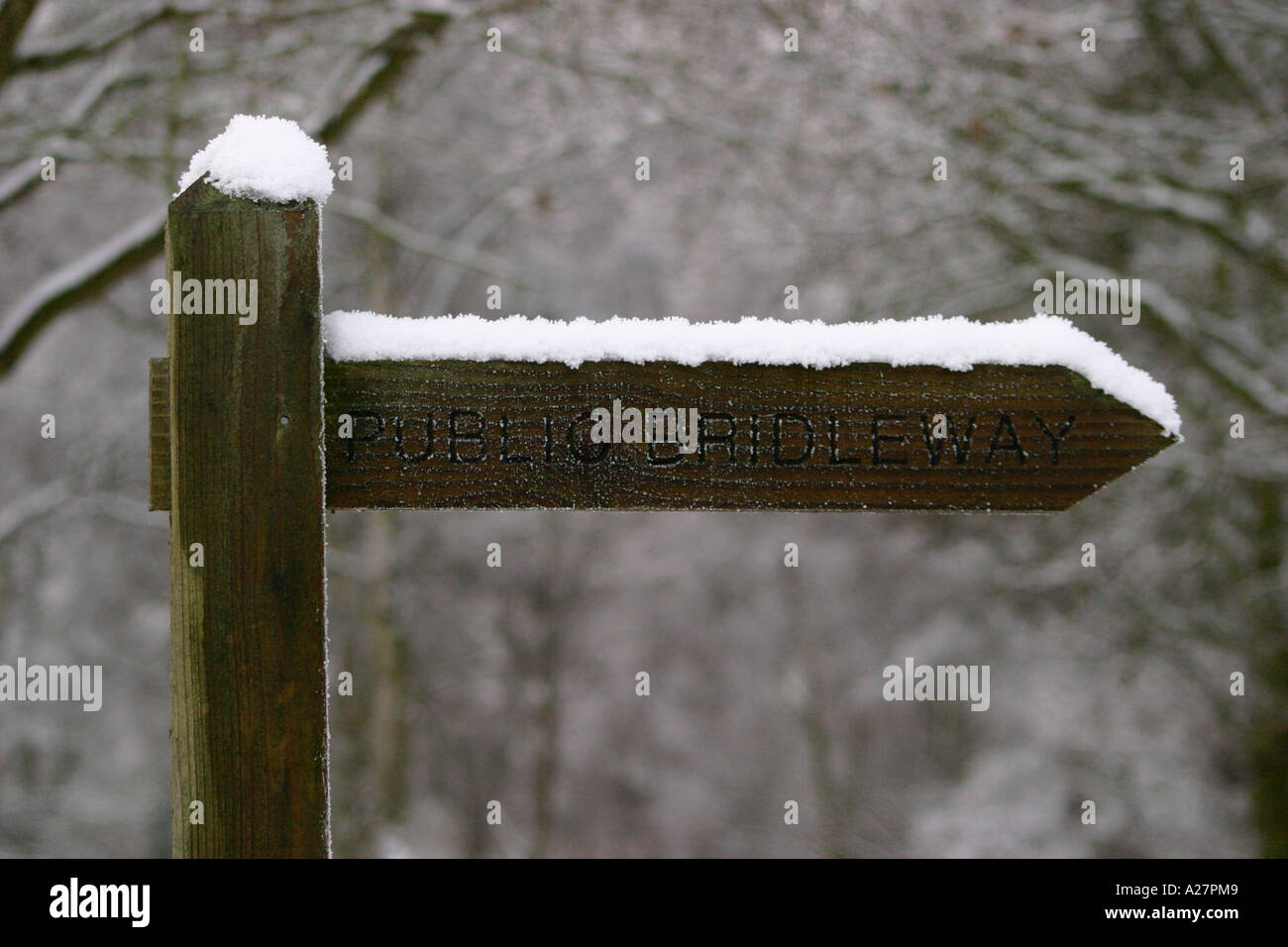 Pubblico segno Bridleway ricoperta di neve Foto Stock