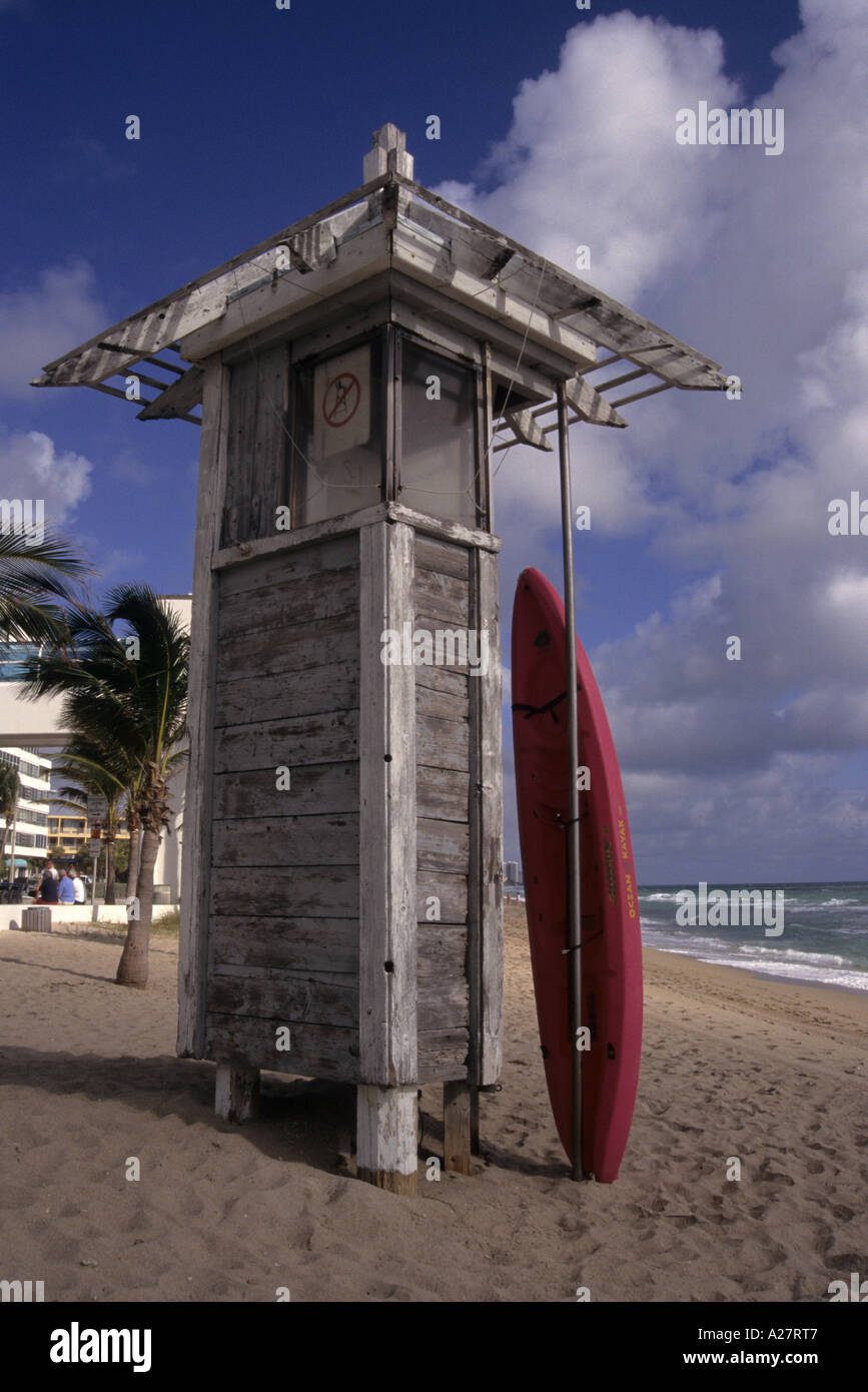 Red surf appoggiato su di una torre bagnino sulla spiaggia di Fort Lauderdale Florida USA Foto Stock