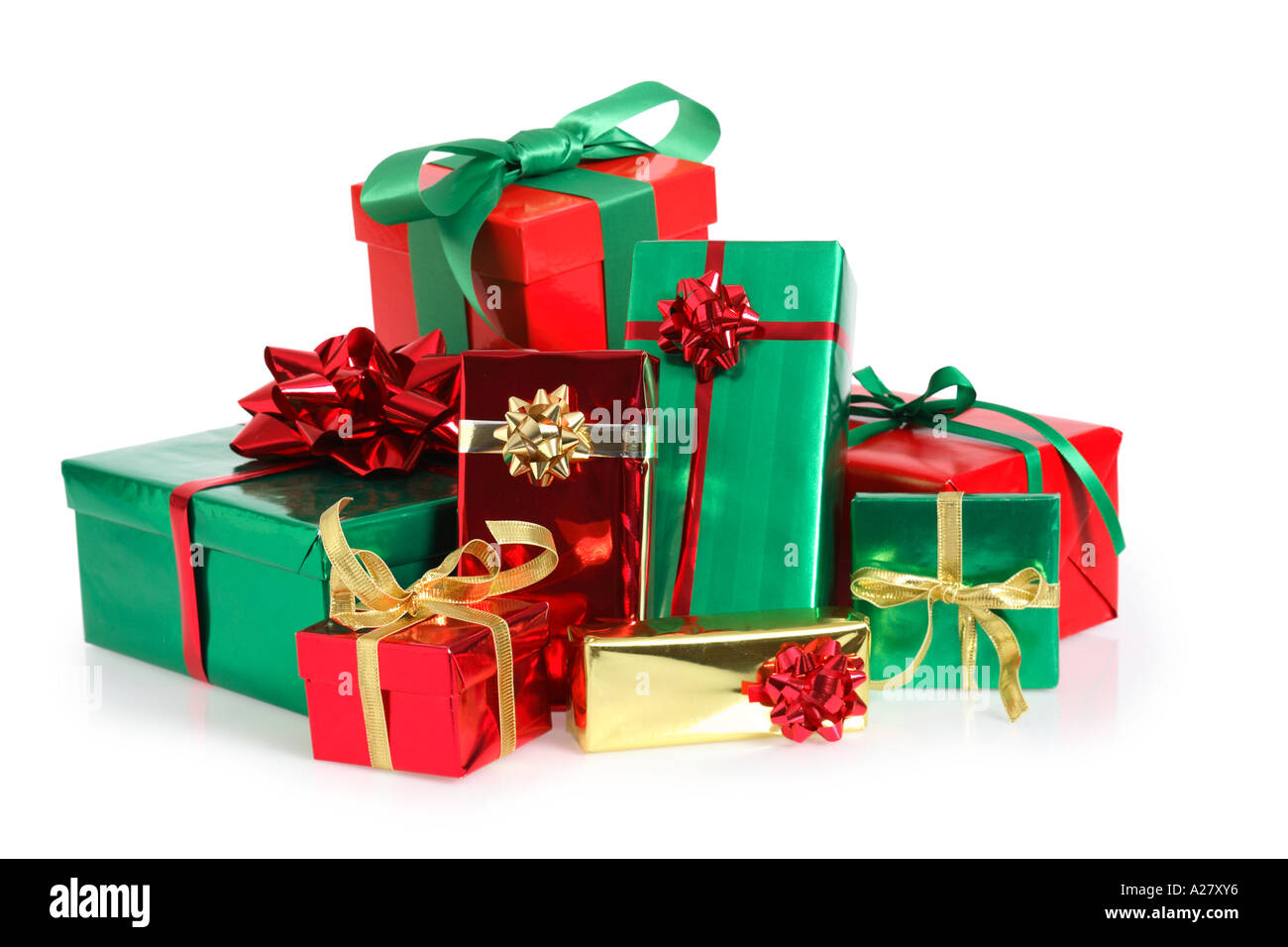 Pila di regali di Natale su sfondo bianco Foto Stock
