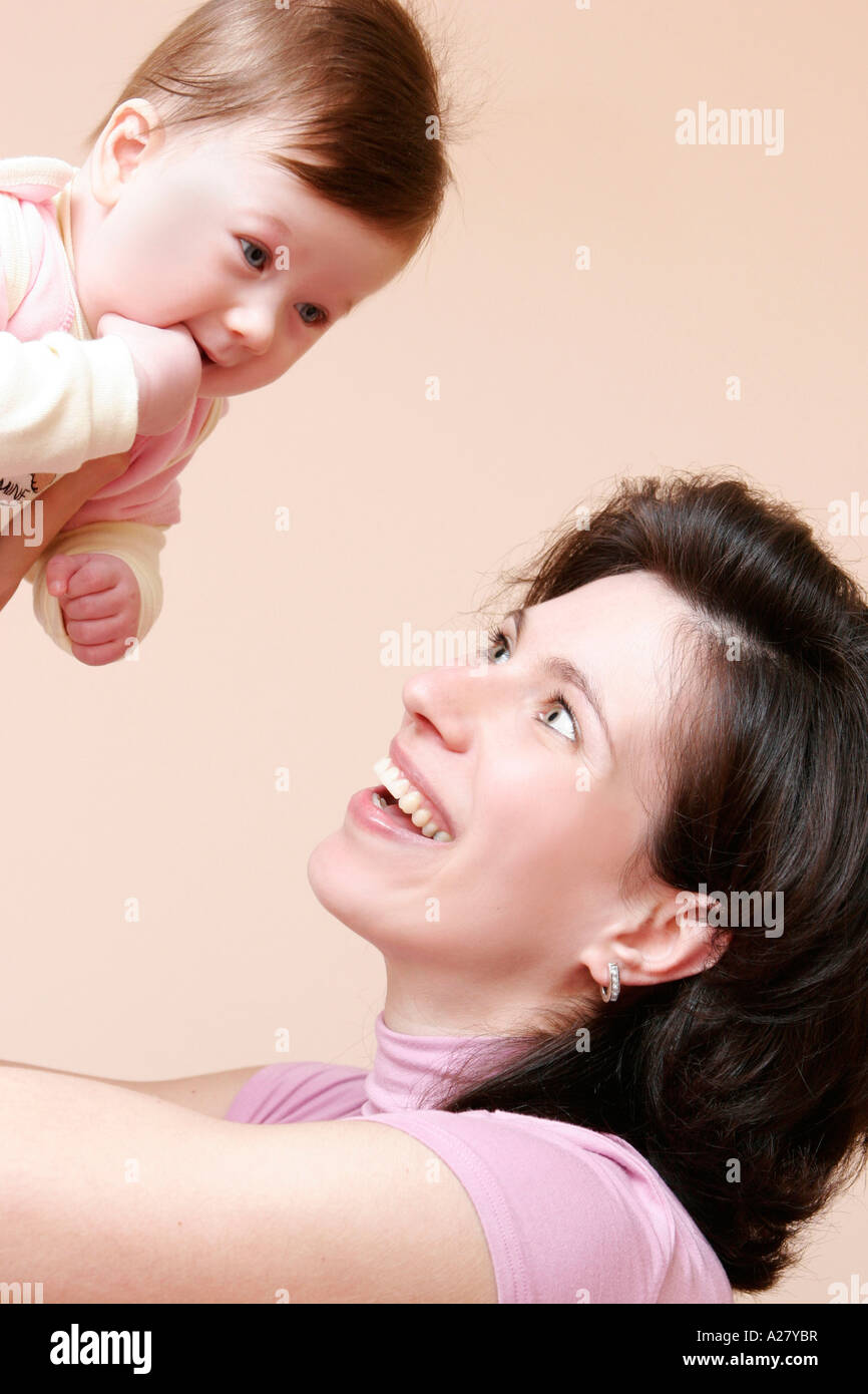 Glueckliche Mutter mit ihrem Baby, felice madre gioca con il suo bambino Foto Stock
