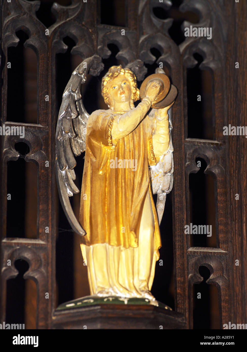Salisbury Wiltshire, Inghilterra Cattedrale di Salisbury Cappella di San Michele Arcangelo Angelo con uno strumento musicale Foto Stock