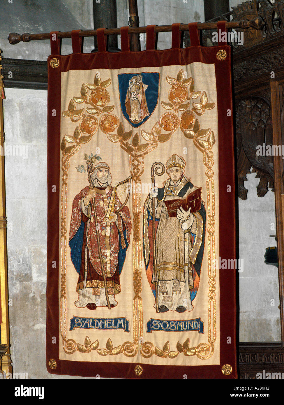 Salisbury Wiltshire, Inghilterra Cattedrale di Salisbury mattina Cappella con banner di St Aldhelm e St Osmund Foto Stock