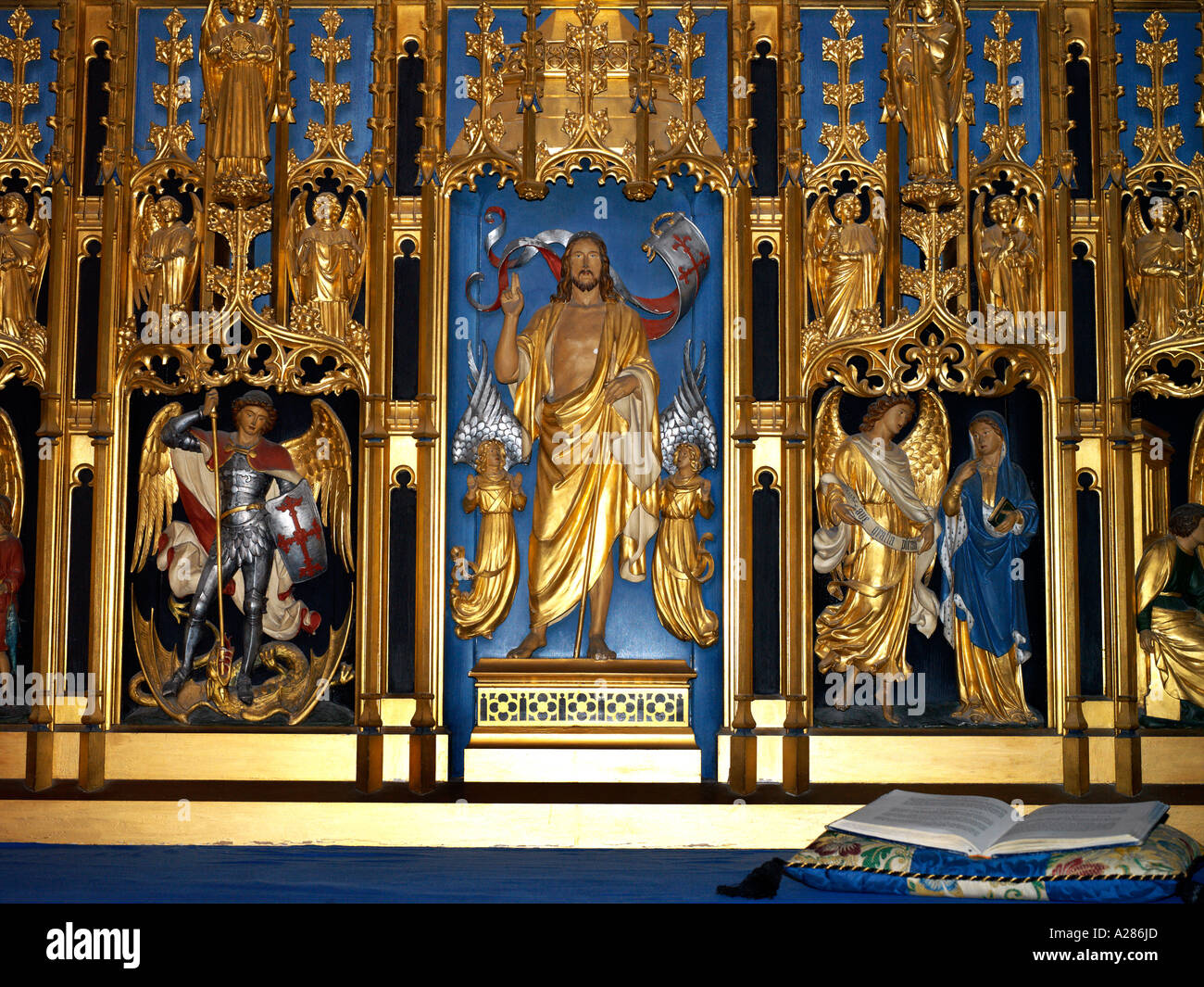 Salisbury Wiltshire, Inghilterra Cattedrale di Salisbury altare della cappella di San Michele Arcangelo Foto Stock