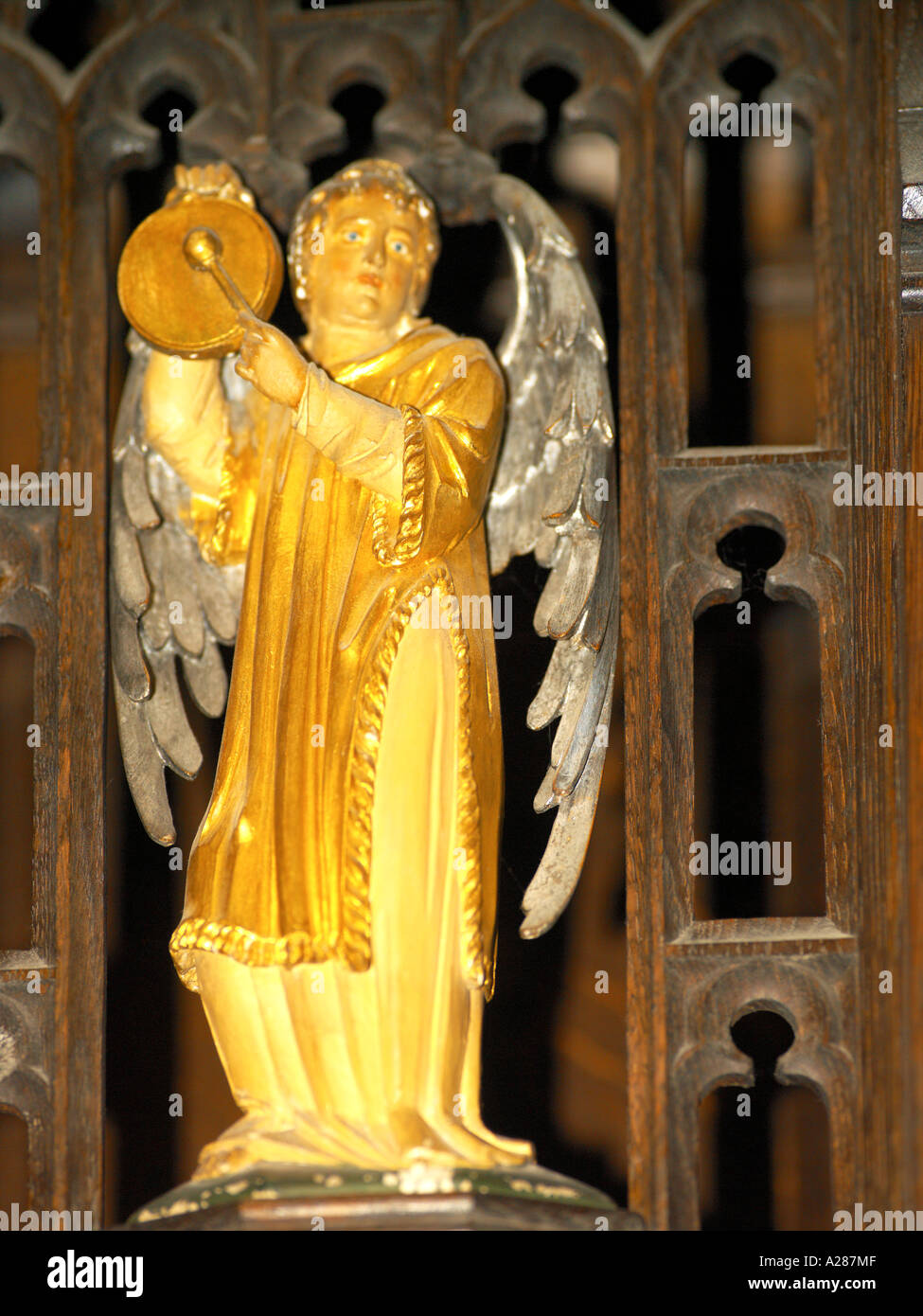 Salisbury Wiltshire, Inghilterra Cattedrale di Salisbury Cappella di San Michele Arcangelo Angelo con uno strumento musicale Foto Stock