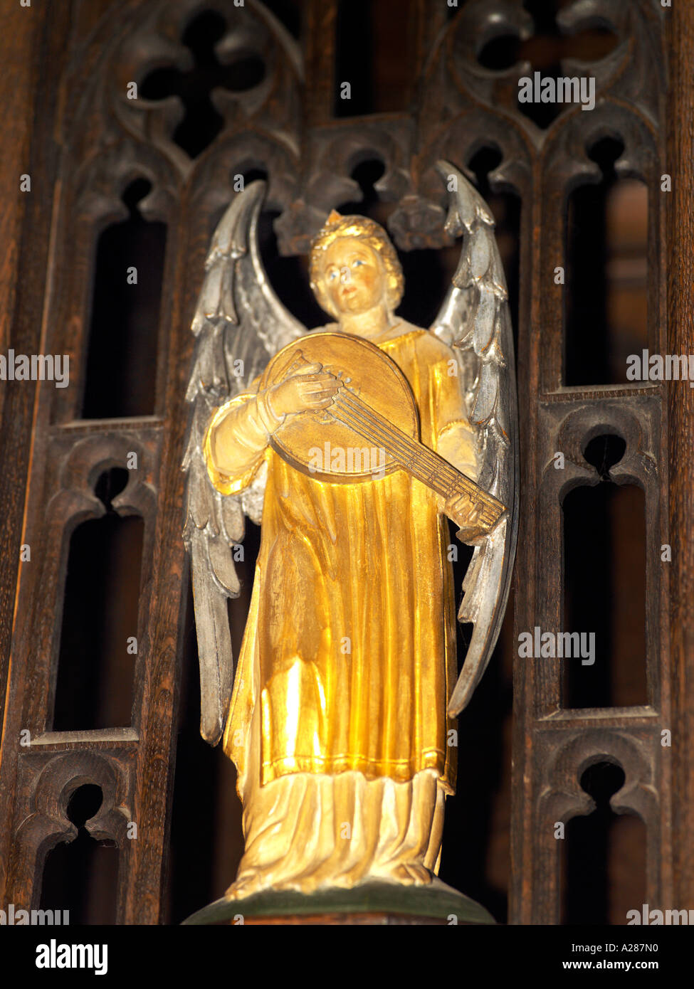 Salisbury Wiltshire, Inghilterra Cattedrale di Salisbury Cappella di San Michele Arcangelo con uno strumento musicale Foto Stock