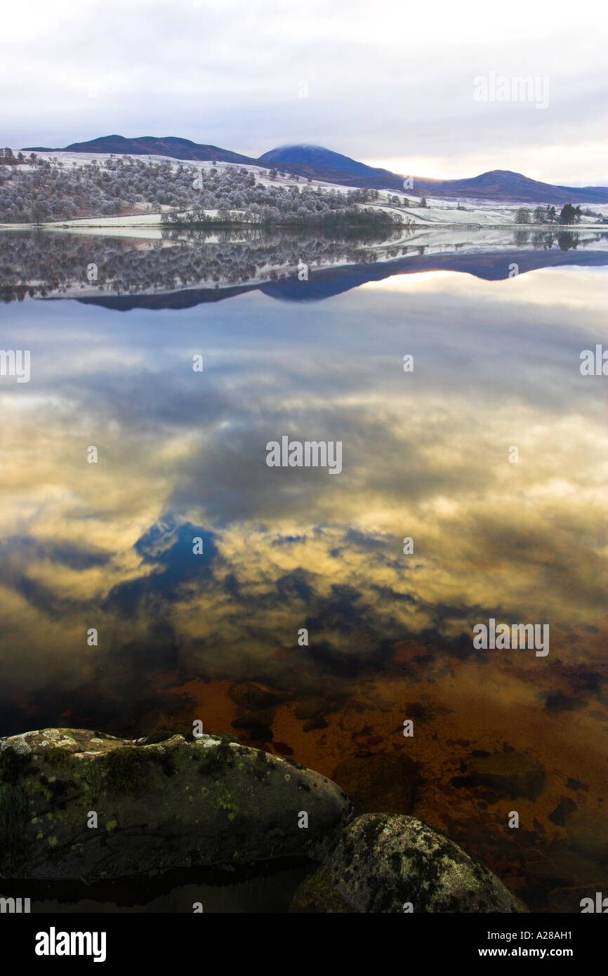 Scena invernale sul Loch Rannoch, Perthshire Scozia UK 2005. La colorata sky riflessa nella ancora loch Foto Stock