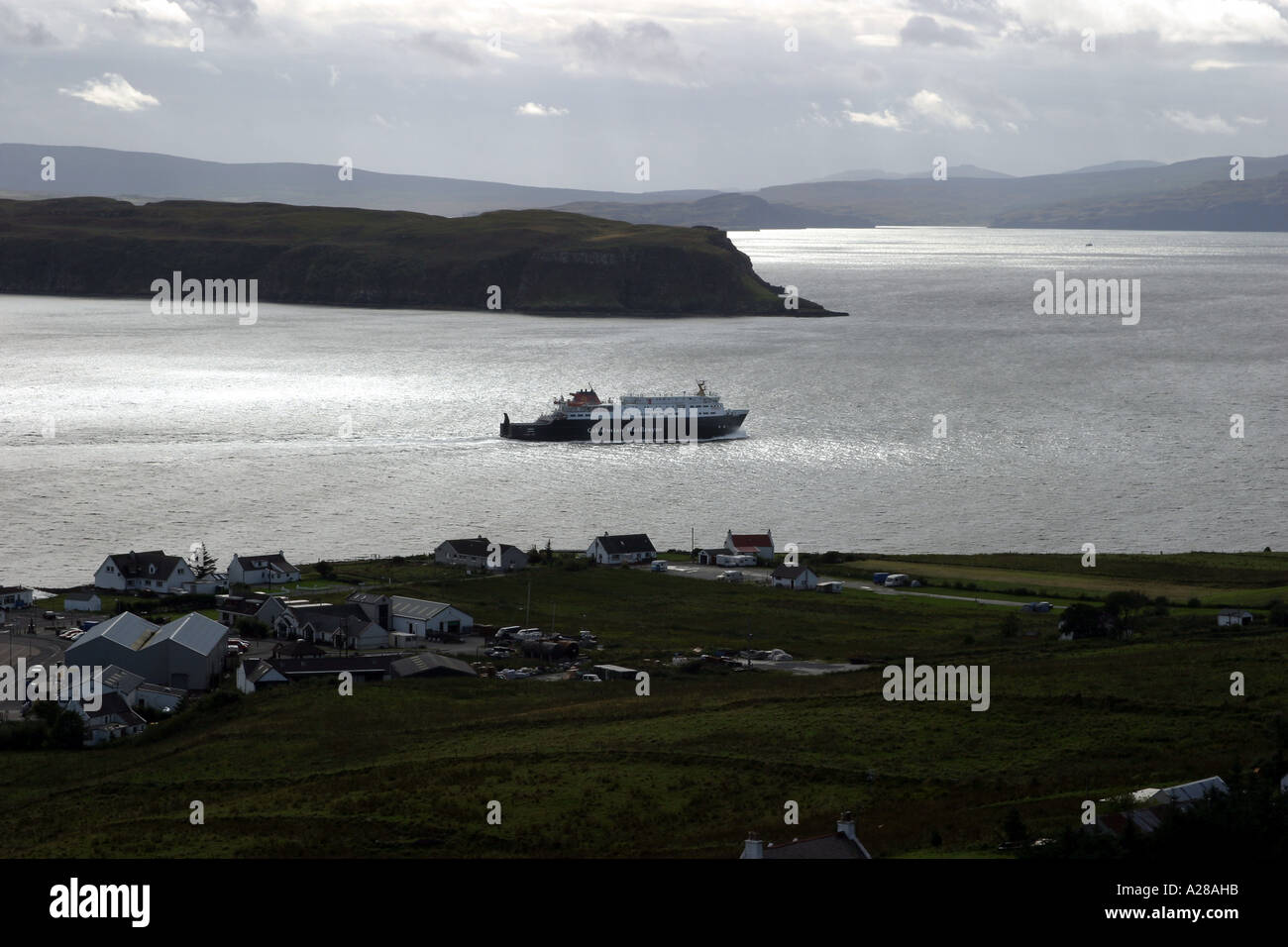 Caledonian MacBrayne traghetto da Uig sull'Isola di Skye al tramonto. Foto Stock
