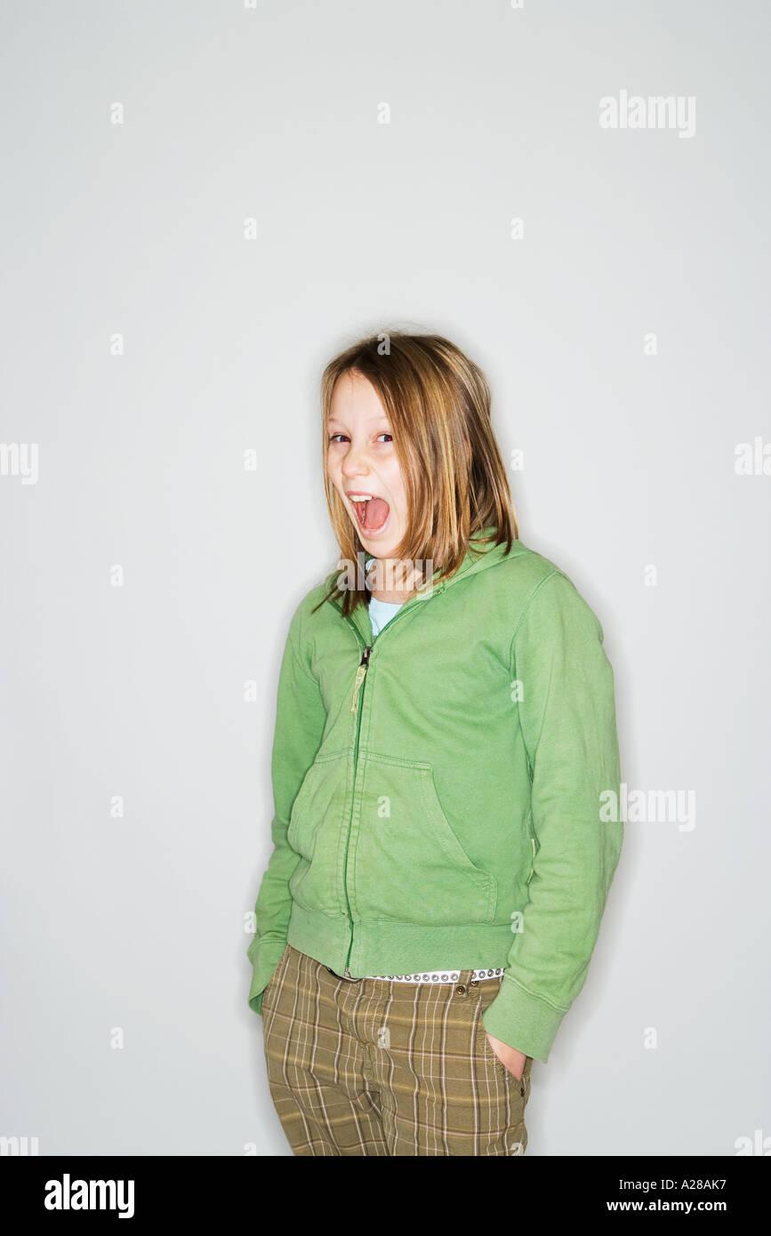 Ritratto di 11 anno vecchia ragazza con le mani nelle tasche Foto Stock