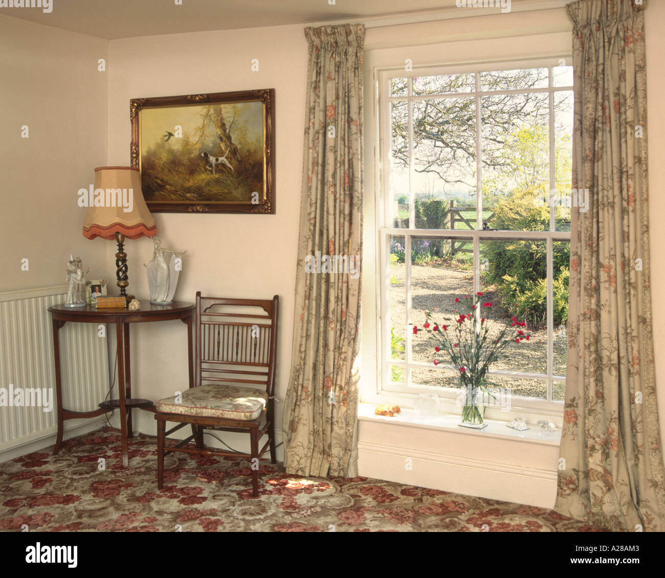 Interni domestici, tradizionale, vista attraverso la finestra a ghigliottina al giardino al di là Foto Stock