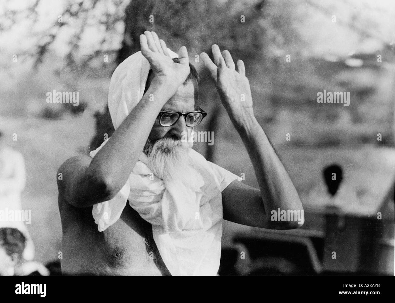 Il leader di Bhoodan Acharya Vinoba Bhave si rivolge a Shamalaji in Gujarat prima del suo tour a piedi India 1959 Foto Stock