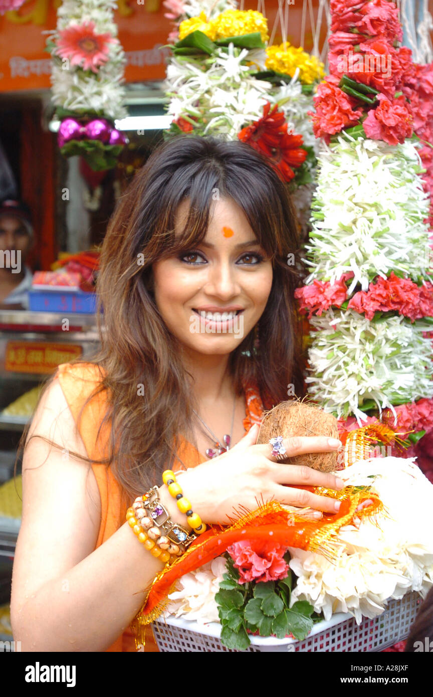 Mahima Chaudhry, attrice del film indiano Bollywood hindi al tempio Siddhivinayak Mumbai Maharashtra India Foto Stock