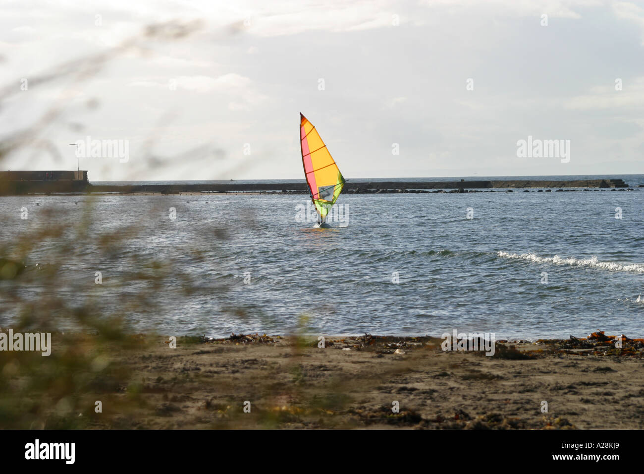 Windsurf sulle acque costiere a Scottish beach Foto Stock