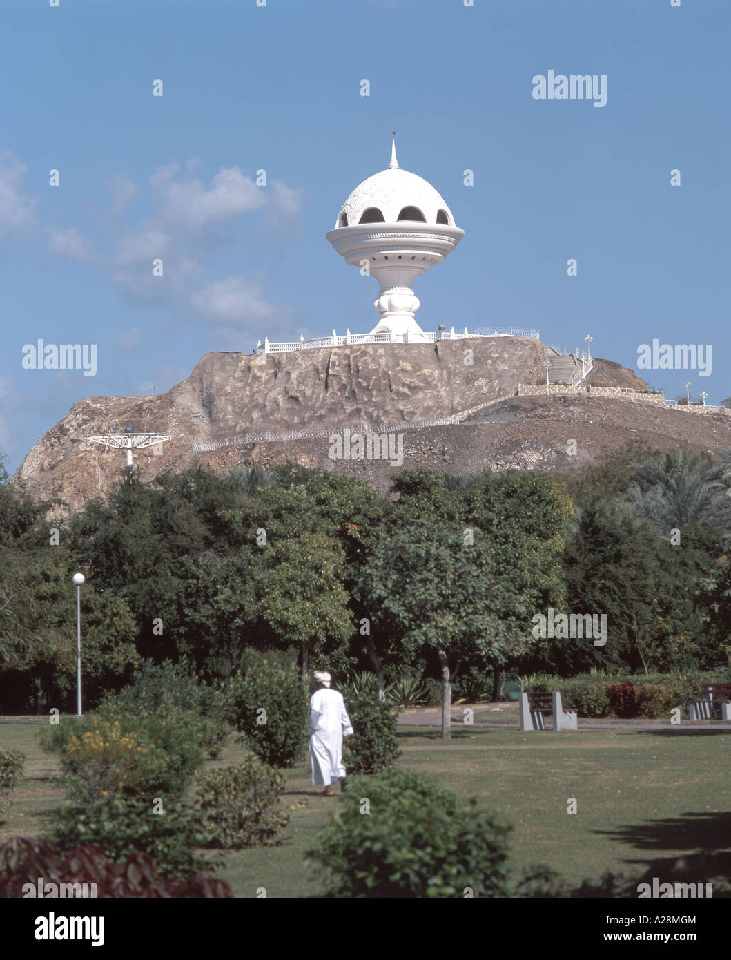 Vista del parco e 'Incensiere' monumento, Riyam City, Muscat Masqat Governatorato, Sultanato di Oman Foto Stock