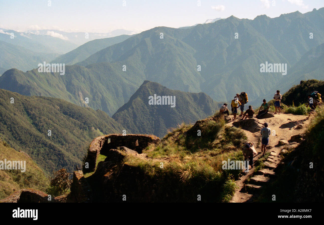 Facchini voce off a Phuyupatamarca, città sopra le nuvole sul Cammino Inca e Machu Picchu, Perù Foto Stock