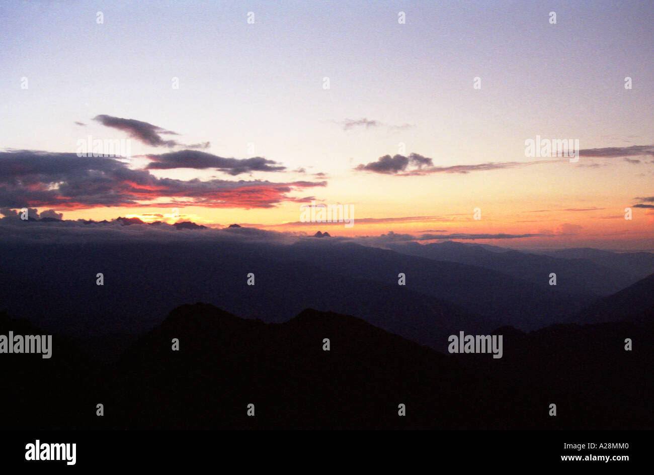 Tramonto in tutta la Valle di Urubamba sul Cammino Inca e Machu Picchu, Perù Foto Stock