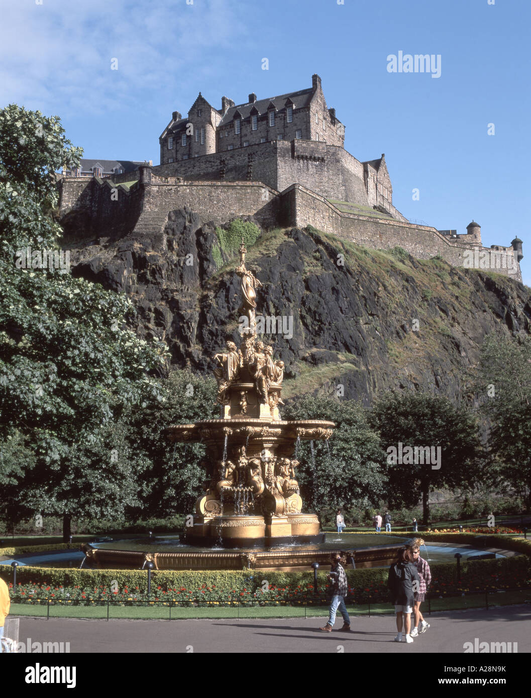 Il Castello di Edimburgo da Princes Square Gardens, Edimburgo, Lothian, Scozia Foto Stock