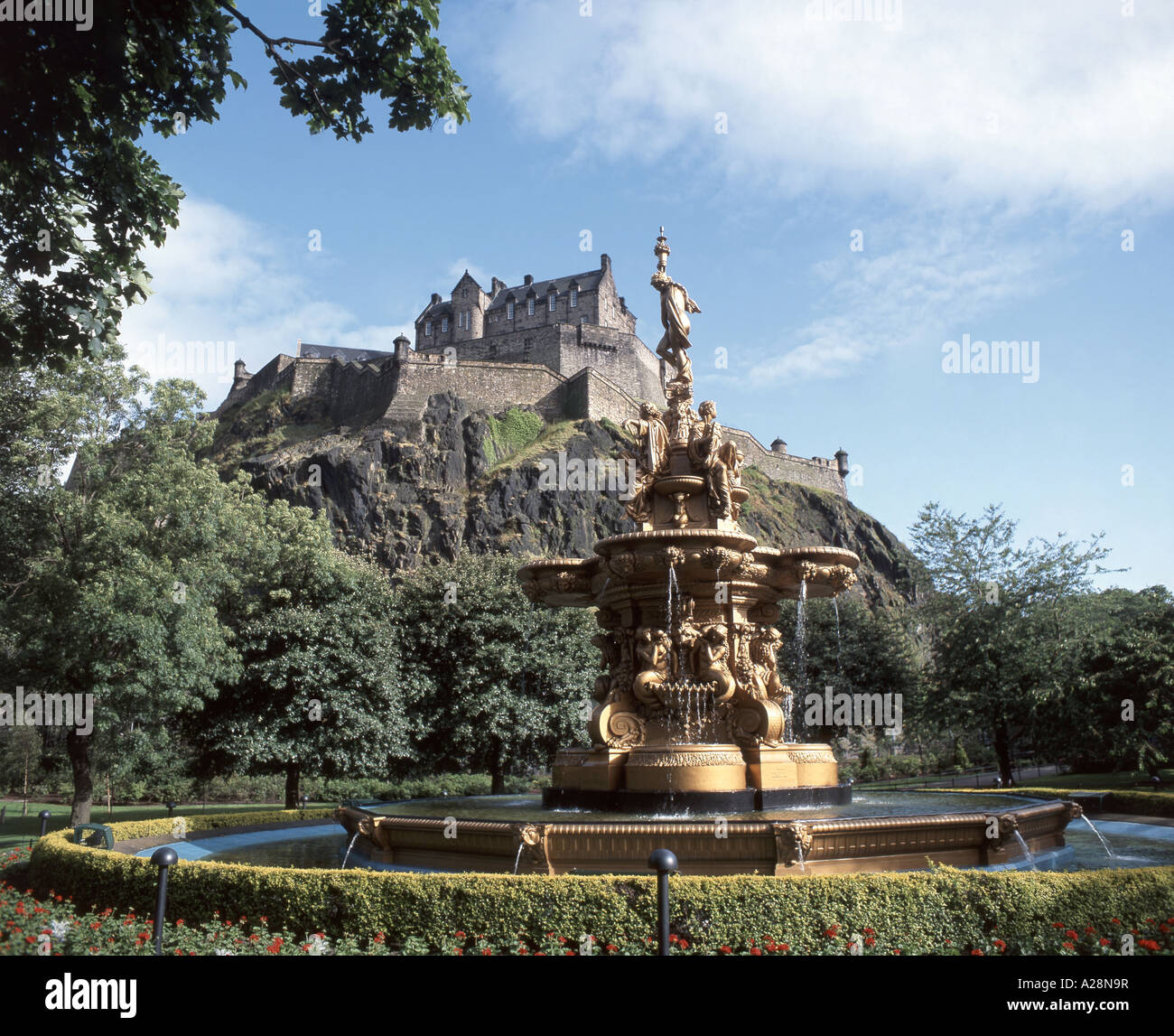 Il Castello di Edimburgo da Princes Square Gardens, Edimburgo, Lothian, Scozia Foto Stock