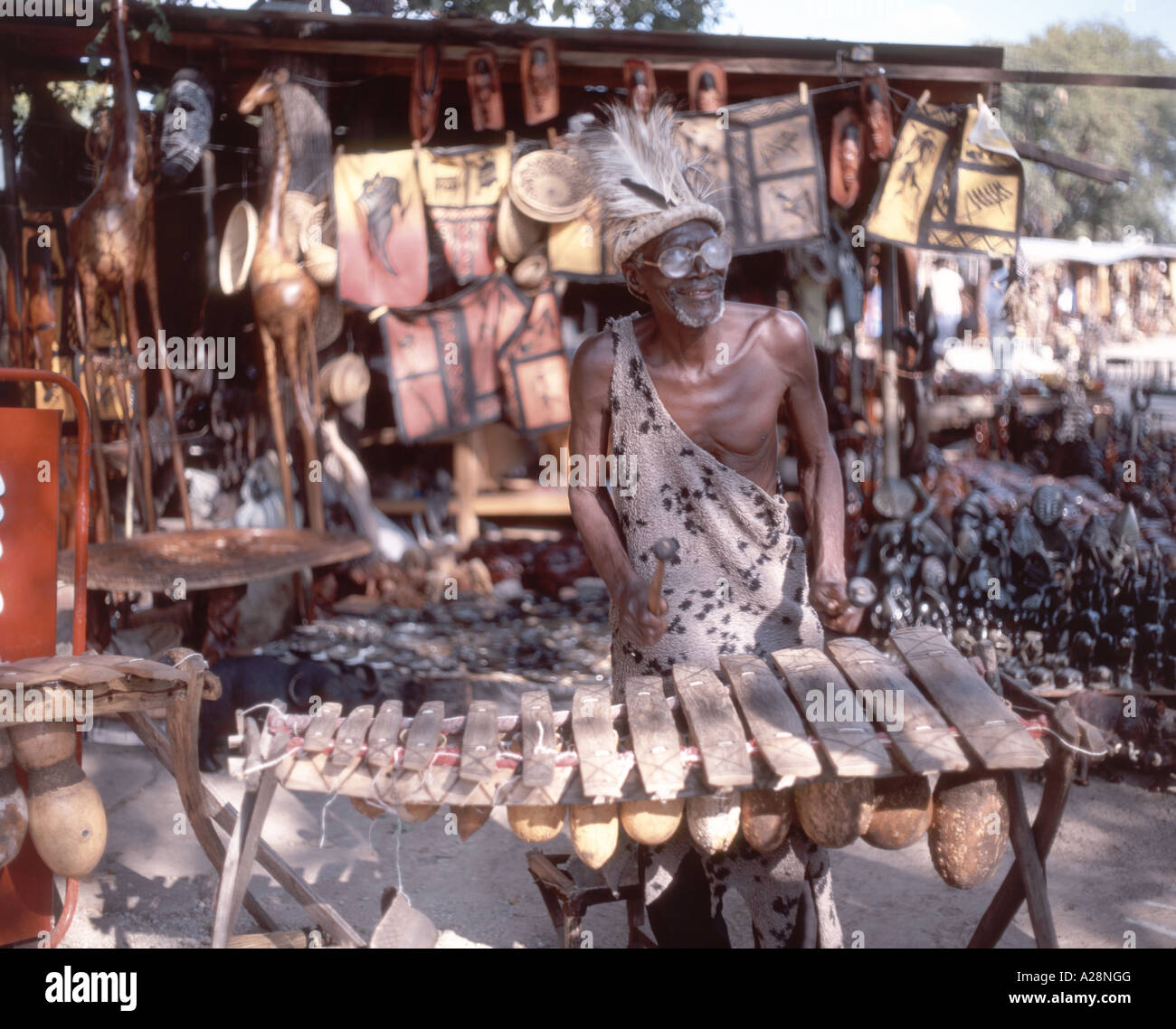 Il vecchio uomo giocando xilofono, Victoria Falls (Mosi-oa-Tunya), Livingstone, sud della provincia, Zambia Foto Stock