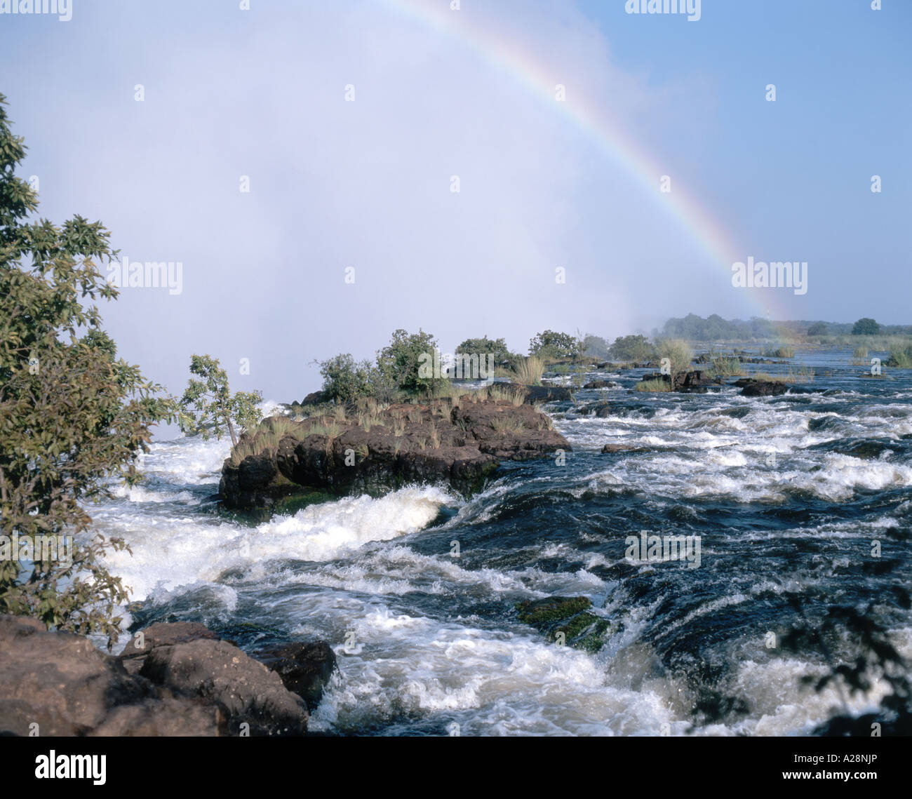 Rainbow in cima alle cascate, Cascate Victoria (Mosi-oa-Tunya), Livingstone, Provincia del Sud, Zambia Foto Stock