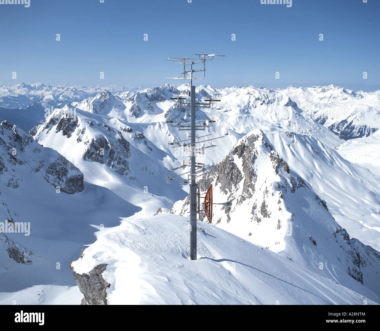 Torre di comunicazione piatti satellitari, alberi e antenne dalla stazione di Valluga, St.Anton (Sankt Anton am Arlberg), Tirolo, Austria Foto Stock