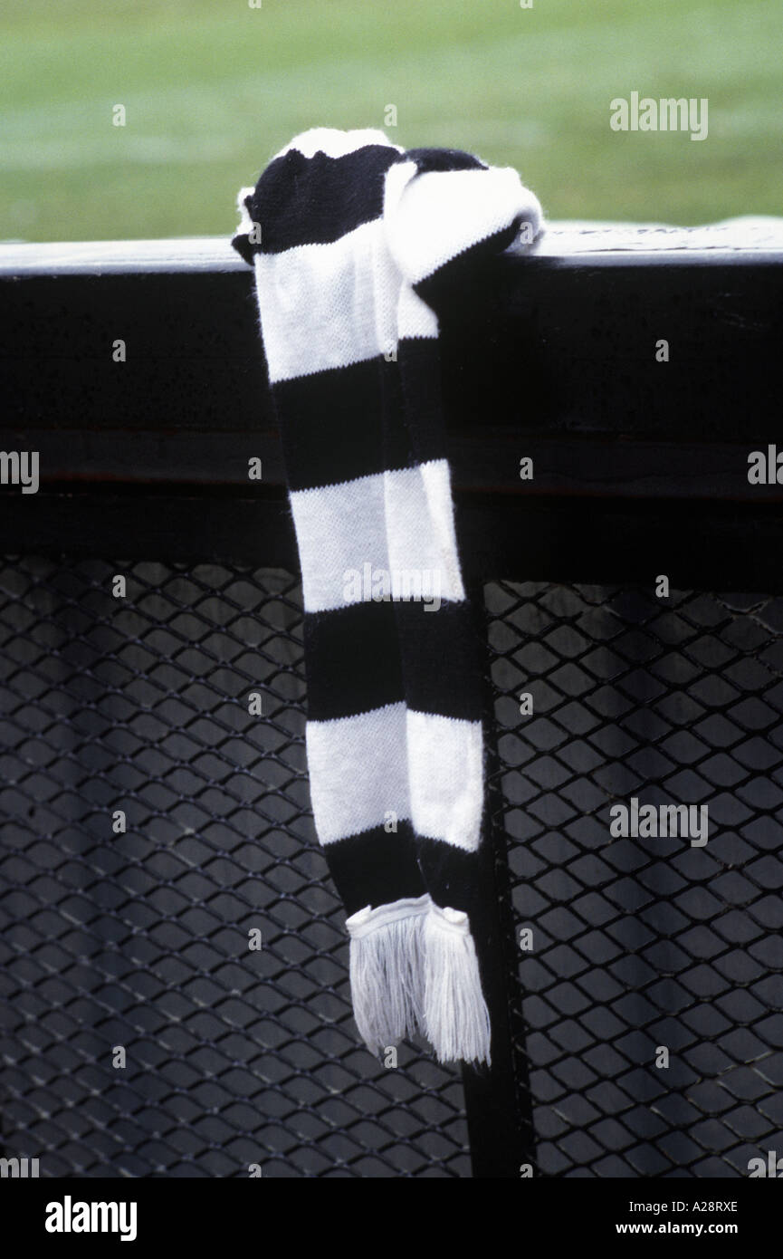 Un bianco e nero Sciarpa Calcio Foto Stock