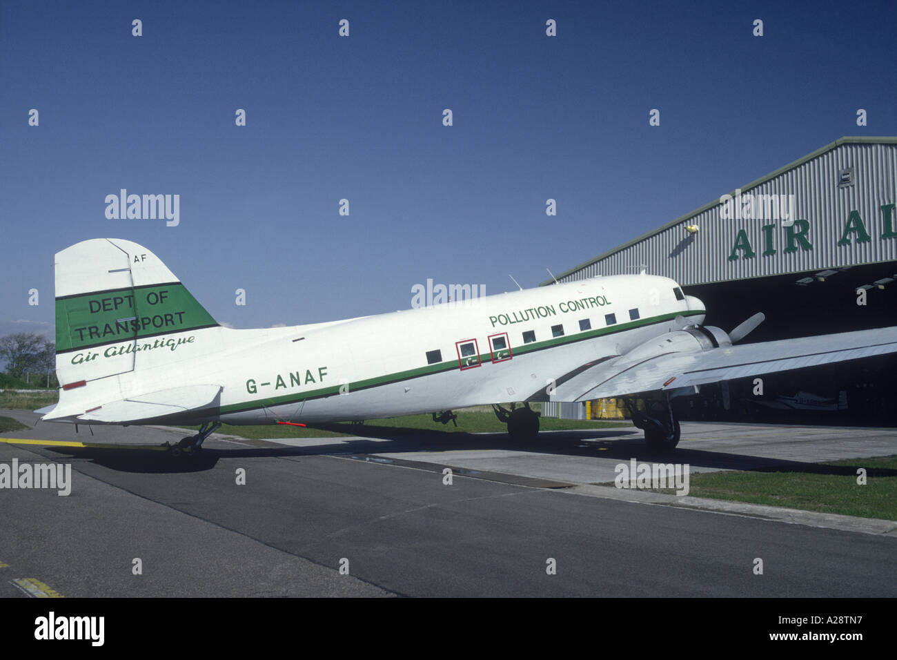 Douglas C-47B Inverness controllo dell inquinamento da petrolio in aereo Aeroporto Dalcross Inverness. La Scozia. GAV 2118-211 Foto Stock