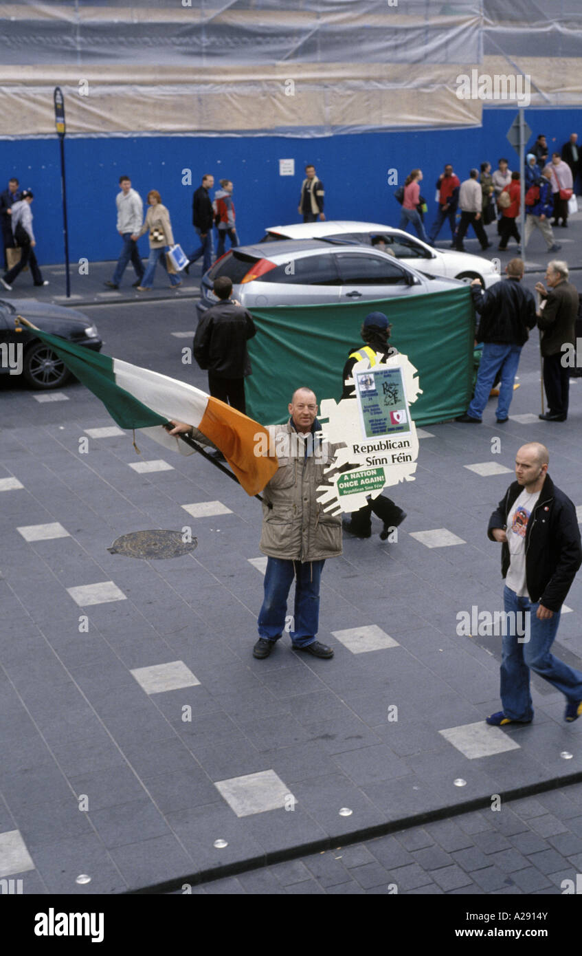 Un Sinn Fein supporter a O'Connell Street Dublin Souther Irlanda 2006 Foto Stock