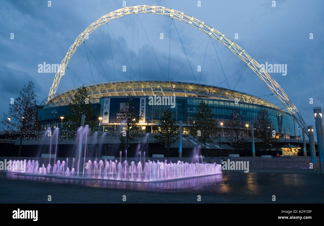 Vista illuminata dallo stadio di Wembley preso dal northernside del stdium in Empire Way Foto Stock