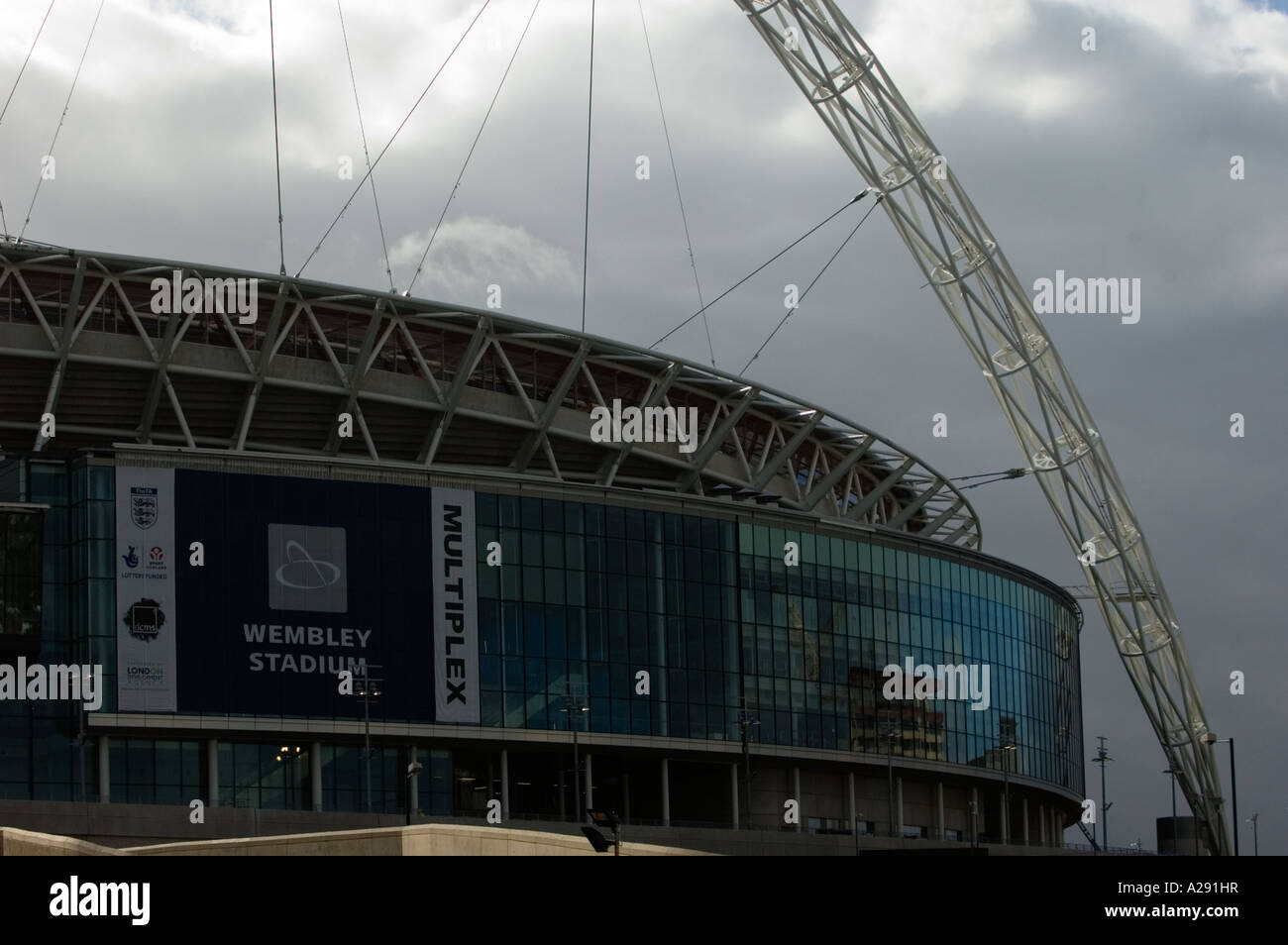Lo stadio di Wembley Northern aspetto tiro da Empire way in condizioni di luce diurna con copertura nuvolosa Foto Stock