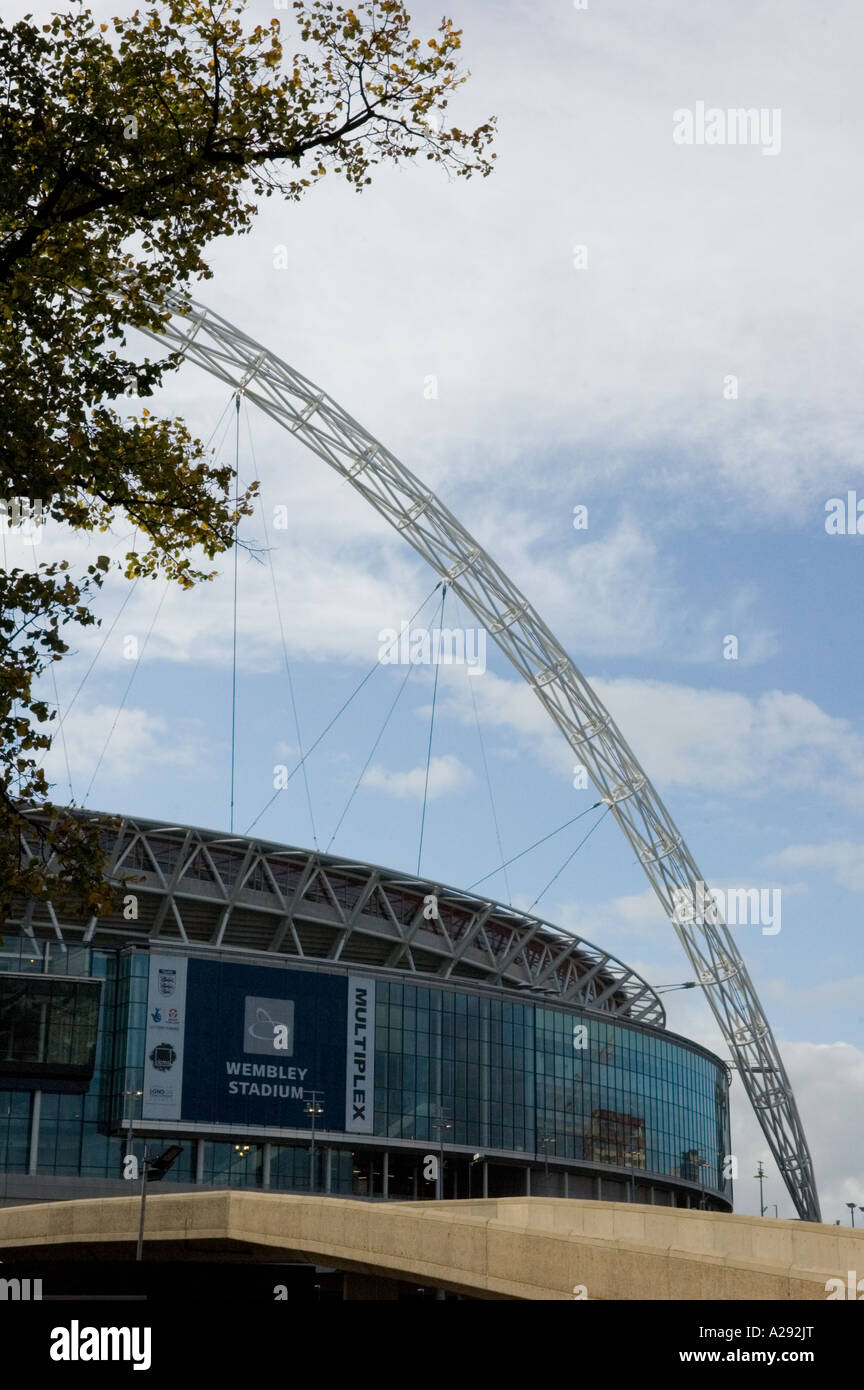 Il nuovo stadio di Wembley da Empire way con una vista della metà dell'arco Foto Stock