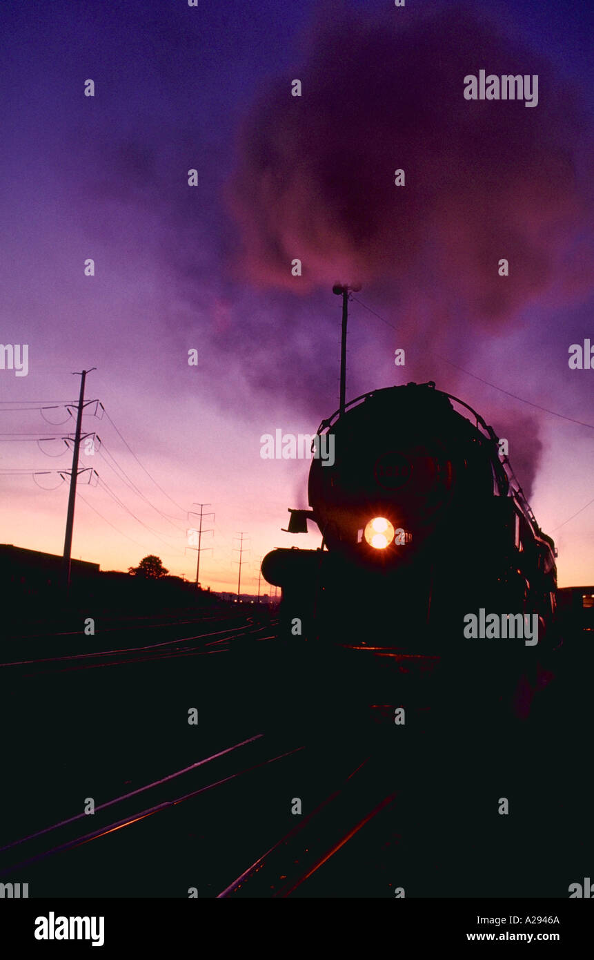 Tempo di vecchia locomotiva a vapore ondeggianti vapore e fumo si sta spostando verso il basso la ferrovia via il motore è il n. 1218 Foto Stock