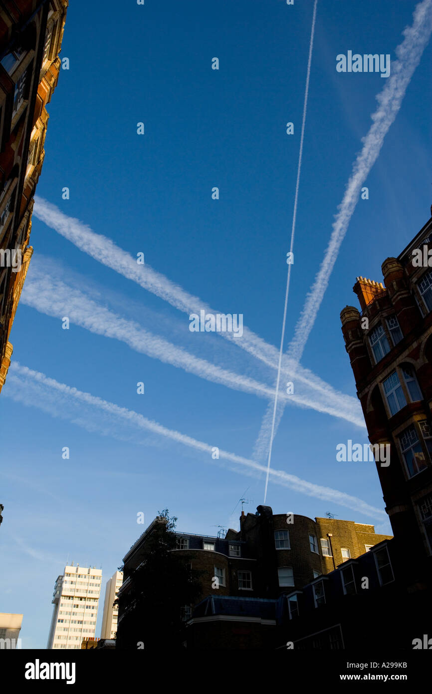 Occupato di cieli di Londra. Sentieri di vapore sopra il centro di Londra Foto Stock