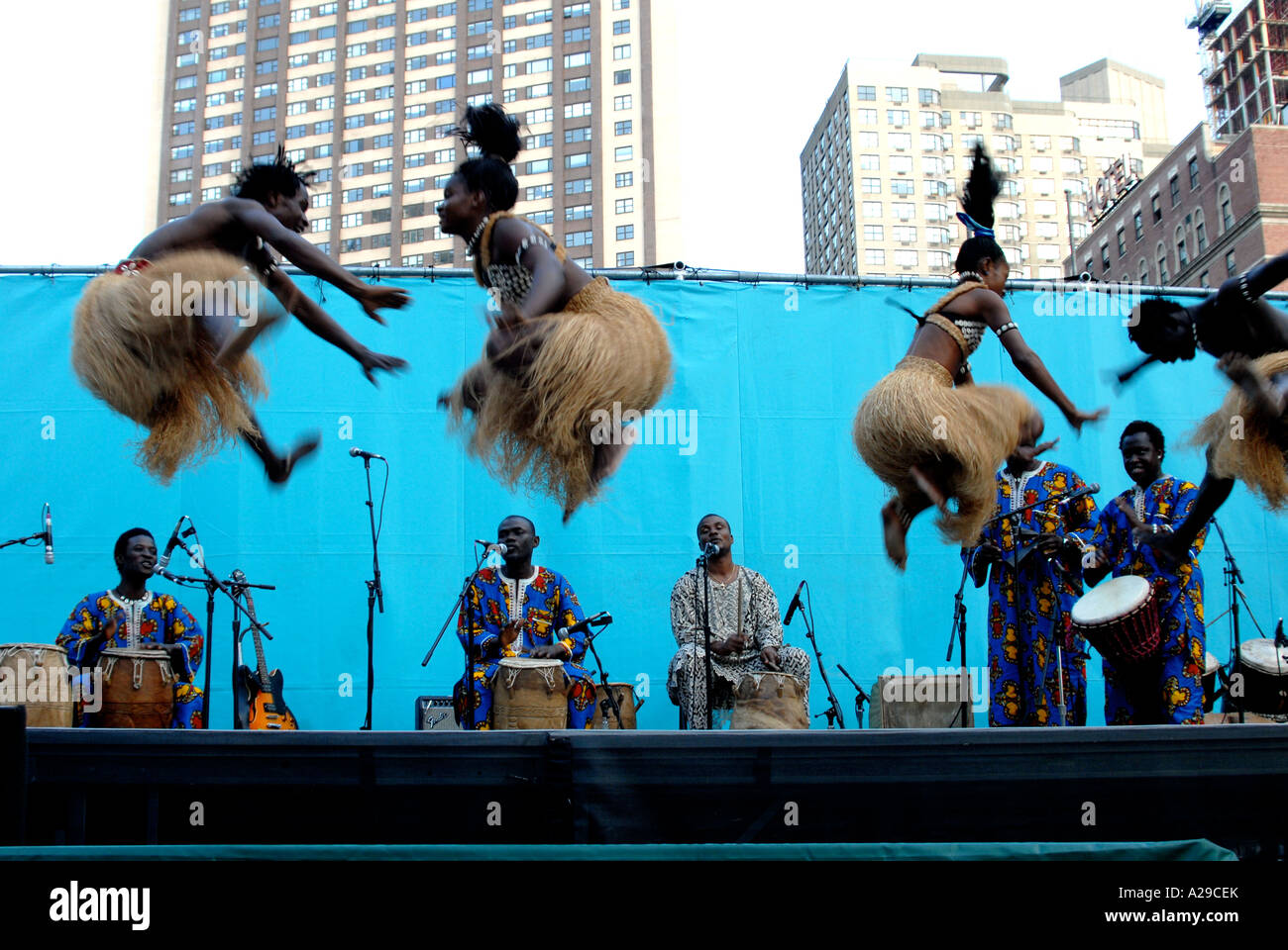 Musica africana e la danza presso il Lincoln Center s al di fuori del programma di porte, New York City, 2006 Foto Stock