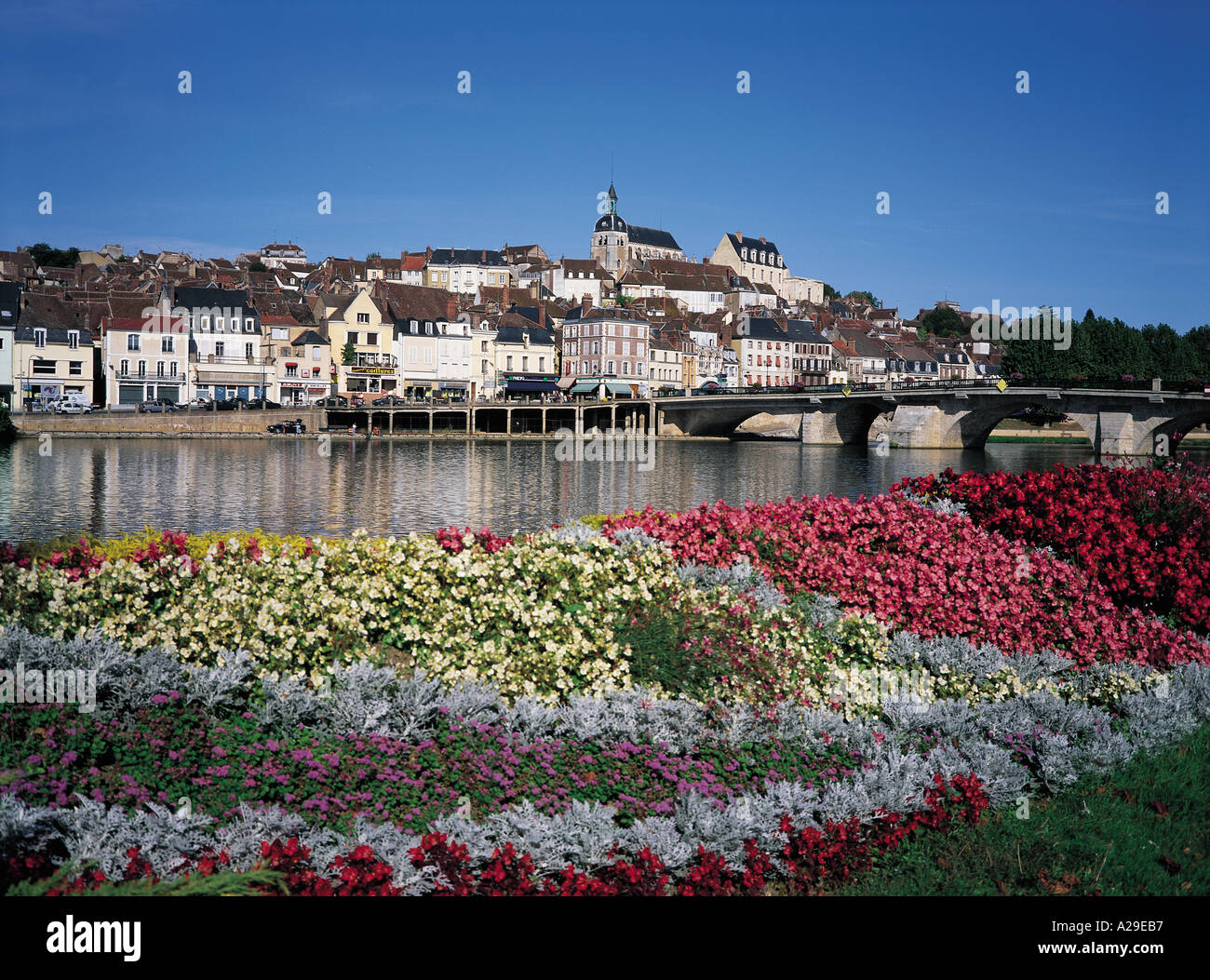 Joigny fiume banca Yonne Borgogna Francia S Grandadam Foto Stock