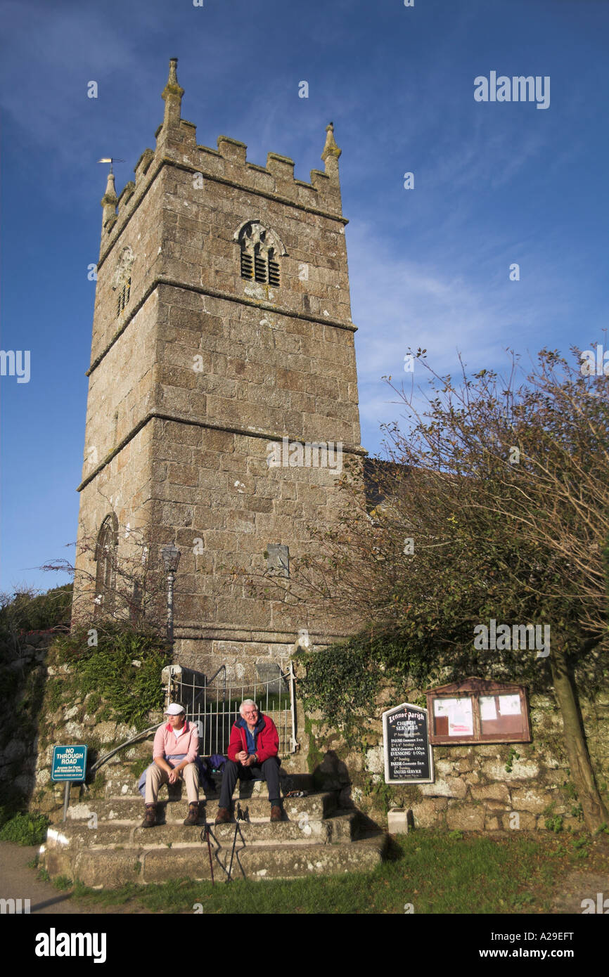 South west coast path walkers in attesa del bus per sat su fasi di ParisParish chiesa di St Senara Zennor village Penwith Cornwall Regno Unito Foto Stock