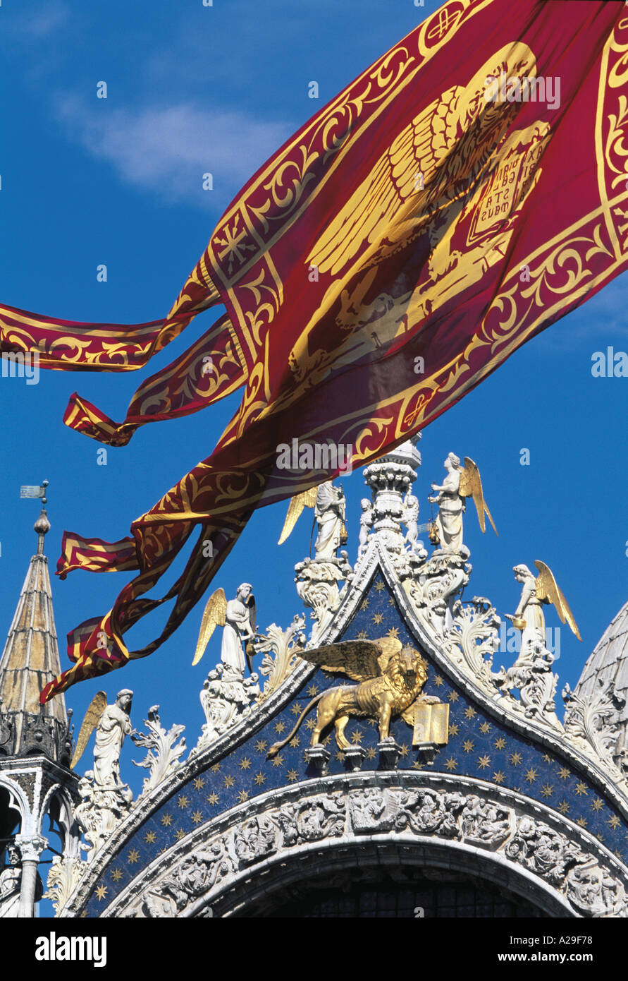 Piazza San Marco e la basilica bandiera veneziana Venezia Italia S Grandadam Foto Stock