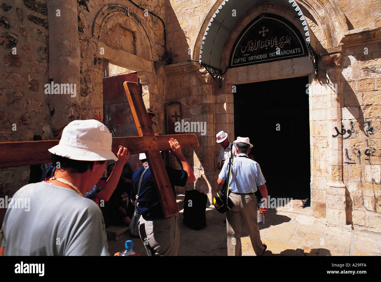 Pellegrini cristiani noleggio croce di legno Gerusalemme Israele S Grandadam Foto Stock