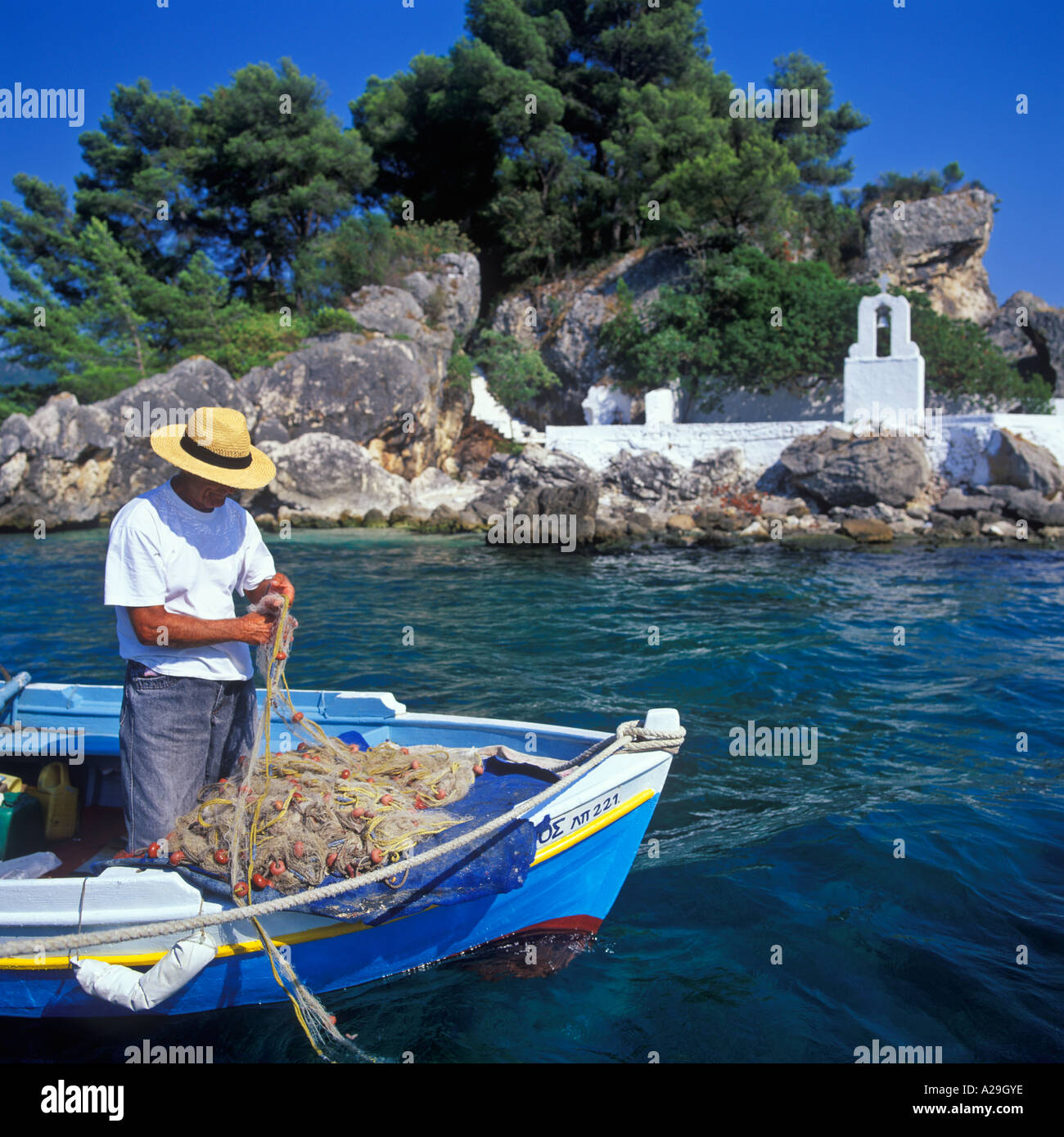 Pescatore greca lavorando su reti a Parga Foto Stock