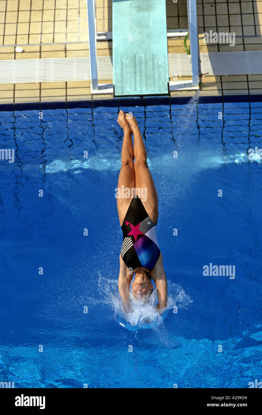 Una femmina di trampolino di lancio subacqueo in corrispondenza del punto di entrata in acqua durante una immersione Foto Stock