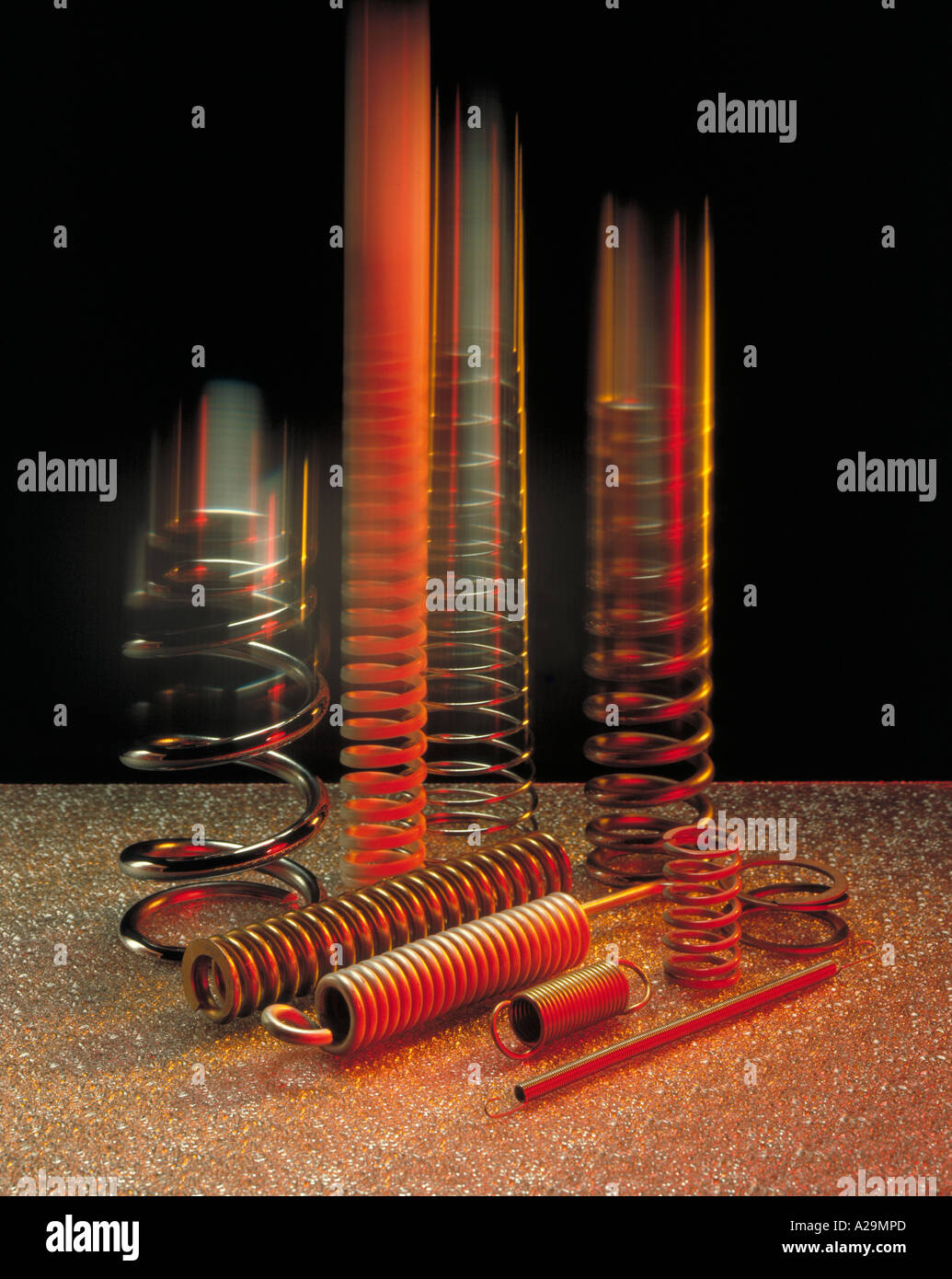 Il gruppo di molle di compressione sfocata e effetto di espansione Foto Stock