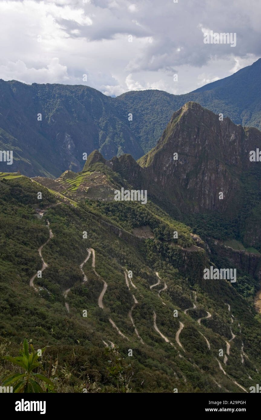 Una vista che mostra tutta l'antico sito Inca di Machu Picchu compresa la strada - presi dall'ONU 'gate'. Foto Stock