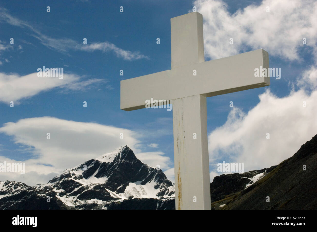 Isola Georgia del Sud, Monumento a Ernest Shackleton eretto 1922 Speranza Punto vicino a Grytviken, Cumberland Bay East, Antartide Foto Stock