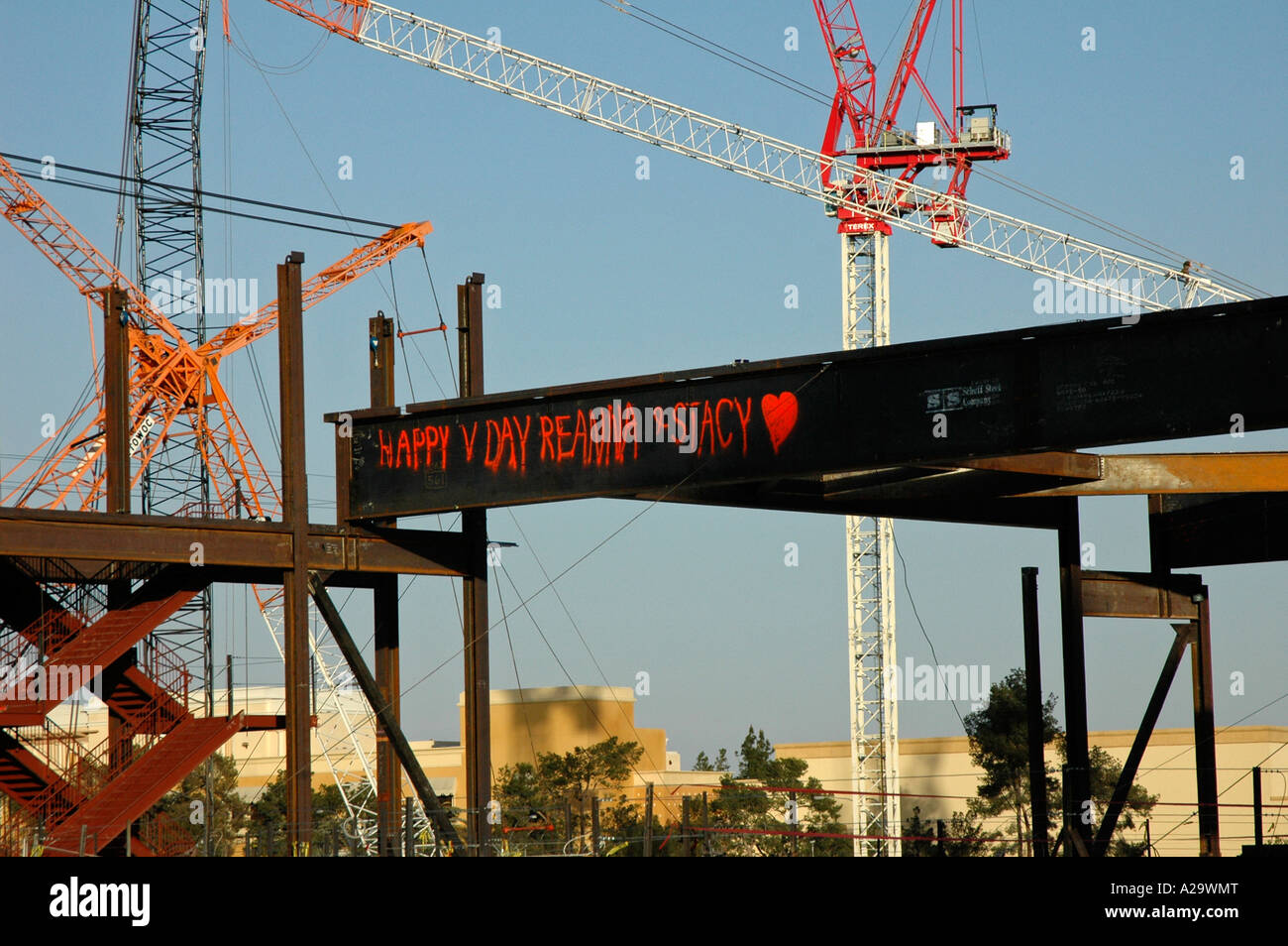 Il messaggio di san valentino dipinta su una trave di acciaio, sito in costruzione, Las Vegas, Nevada, USA. Foto Stock